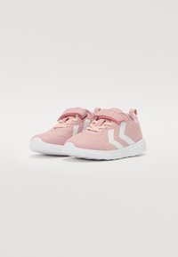 Rosa Sportschuhe mit einem Netzobermaterial, weißen Akzenten und einem Klettverschluss. Die Sohle ist strukturiert für besseren Grip und hat ein leichtes Design.