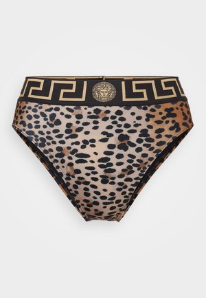 Bikini-truse i leopardmønster med svart elastisk midjebånd som har gull gresk nøkkelmønster og et preget Medusa-logo i midten.