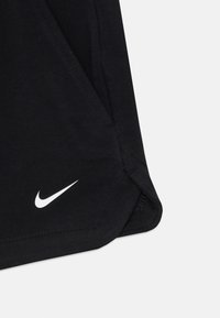 Čierna športová tkanina s prešitým okrajom, na dolnom pravom rohu s výrazným bielym logom Nike.