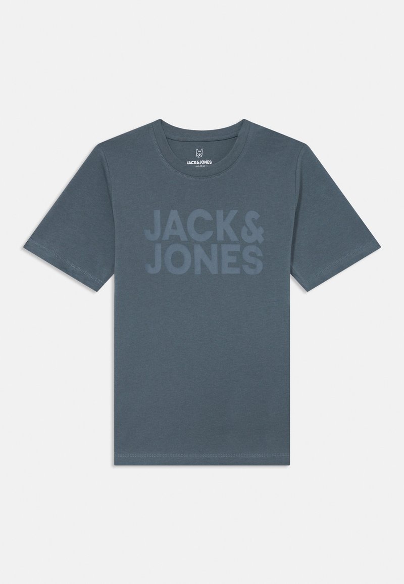Zils kokvilnas T-krekls ar apaļu kakla izgriezumu un īsām piedurknēm, ar uzrakstu "JACK & JONES" skaidri izprintētu gaišākā tonī.