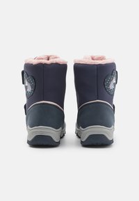 Bottes imperméables de couleur marine avec doublure en fourrure rose et patch de licorne. Elles sont dotées d'une semelle en caoutchouc et d'une sangle réglable pour un ajustement sécurisé.