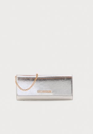Porte-monnaie en métal argenté de Love Moschino avec une chaîne dorée et un logo en relief à l'avant sur fond blanc.