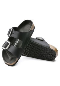 Sandales noires avec deux boucles réglables, dotées d'une semelle intérieure douce, d'un entresemelle en liège texturé et d'une semelle en caoutchouc à motif pour une meilleure adhérence.