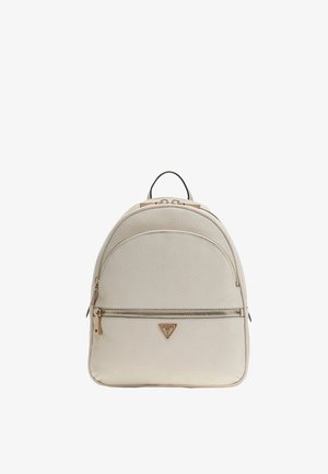 Crèmekleurige rugzak met gegraveerd patroon, voorvak met rits, rits in goudkleur en driehoekig logo-embleem in het midden.