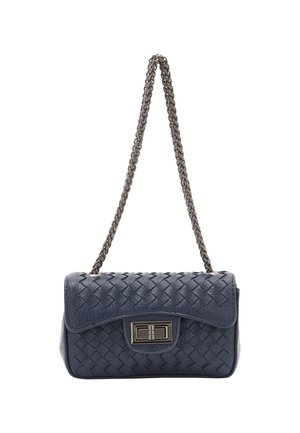 Sac à main en cuir tressé bleu marine avec une bandoulière en chaîne, fermeture à rabat et accents métalliques. Forme rectangulaire avec des détails de surface texturée.