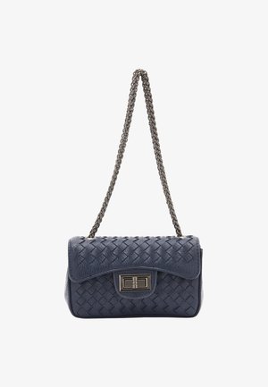 Borsa a tracolla in pelle intrecciata blu navy, con catena, chiusura a pattina e dettagli metallici. Forma rettangolare con superficie texturizzata.