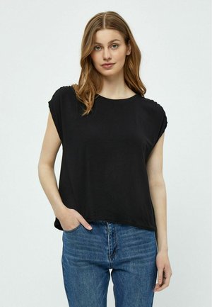 Black short-sleeve top with a relaxed fit and round neckline, made of smooth fabric. Paired with light blue denim jeans.