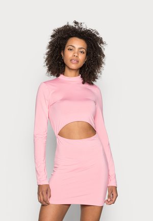 Vestido rosa de manga longa com detalhe recortado na cintura, feito de um tecido suave com uma silhueta ajustada e design de gola alta.
