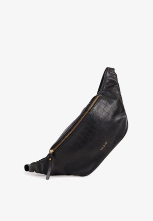Borsa in pelle nera con texture a coccodrillo, dotata di zip dorata e branding discreto. Design snello e angolato con una sola tracolla.