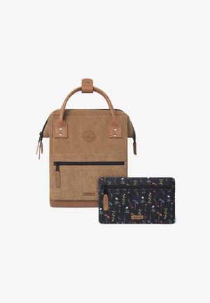 Bruine corduroy rugzak met leren accenten, voorzien van een voorzak met rits en een verwijderbare zwarte pouch met bloemenpatroon.
