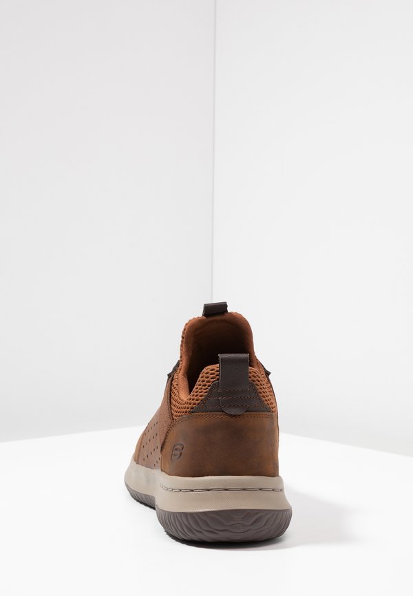 DELSON AXTON - Slip-ons3