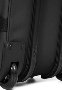 Schwarzer Rollkoffer mit strukturiertem Stoff, harten Kunststoffakzenten und großen, glatten Rädern für Mobilität. Verfügt über verstärkte Kanten.