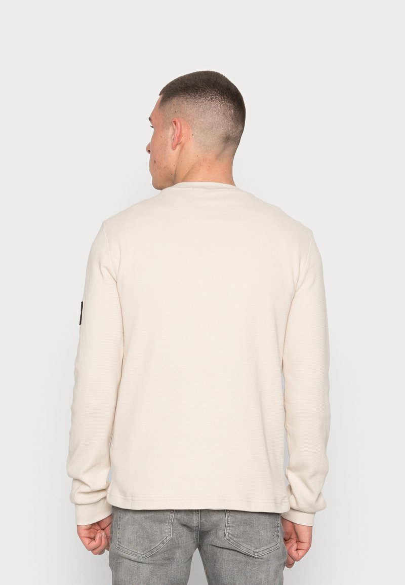 Calvin Klein Jeans MONOGRAM BADGE WAFFLE TEE - Langarmshirt -  eggshell/beige