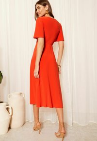 Friends Like These FLUTTER SLEEVE ROUND NECK MIDI - REGULAR FIT - Trikoomekko - orange