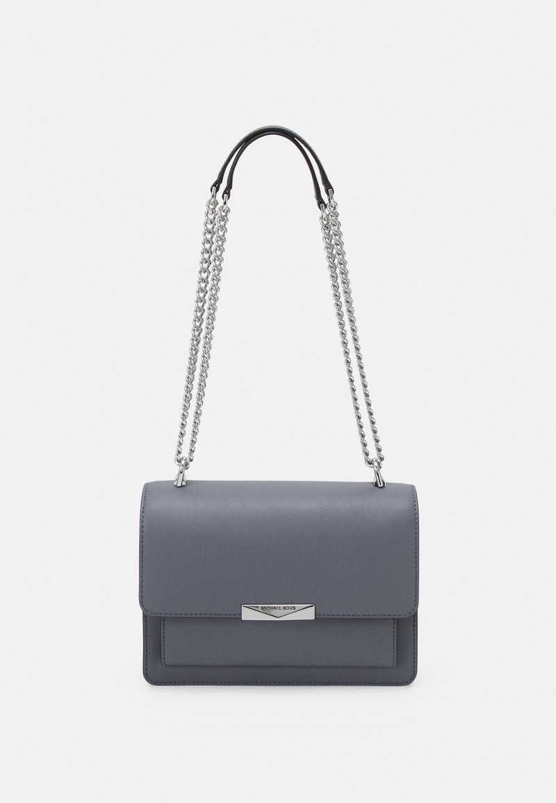 Sac à épaule en cuir gris avec des bretelles en chaîne argentées et un petit fermoir métallique rectangulaire sur le rabat avant.