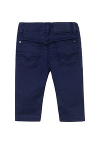 Pantalones de algodón azul marino con una textura suave, que presentan bolsillos traseros con costuras decorativas y un parche con el logo en la cinturilla.