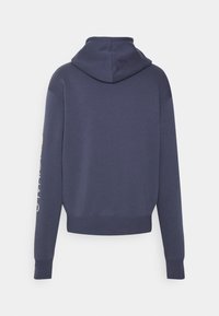 Mörkblå sweatshirt i bomullsblandning, med huva, ribbade muddar och grafisk textdesign på vänster ärm.