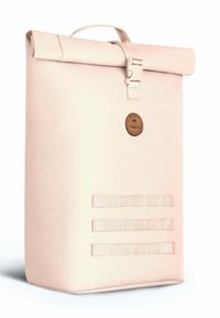 Rucksack mit Rollverschluss aus weichem rosa Stoff, mit einem braunen Logo-Patch, verstellbarem Riegel und drei horizontalen Webriemen.