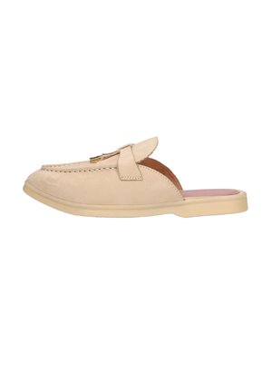 Beige leren instap mule schoen met een afgeronde neus, lage platte zool en een gouden kettingdetail op het bovenwerk.