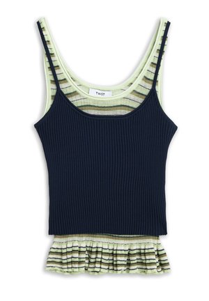 Due top smanicati a due strati: un camisole a coste blu navy sopra un top a righe verde chiaro, marrone e beige con orlo arricciato.