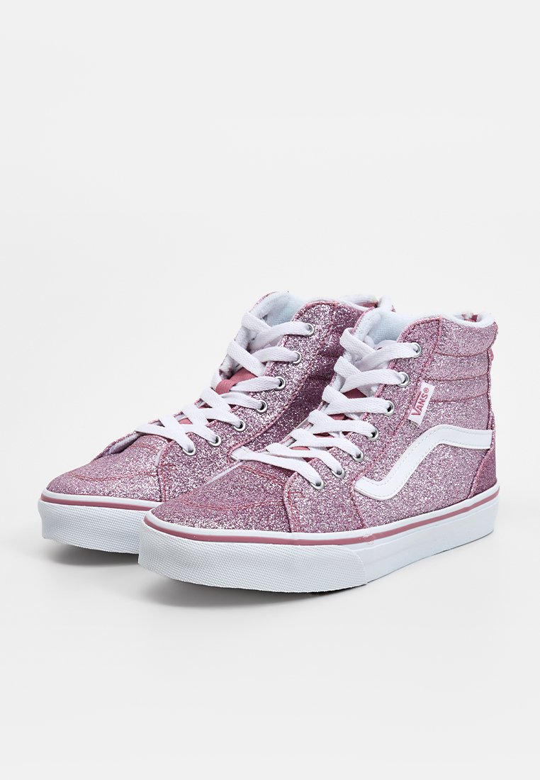 Roze glinsterende hoge sneakers met witte veters, rubberen zool en witte zijaccenten. Gelaagde sprankelende oppervlakte.