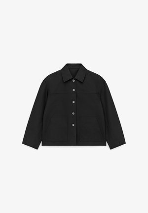 Czarna kurtka wykonana z trwałej tkaniny, z przodem na guziki, kołnierzem typu spread, dwoma przednimi kieszeniami oraz długimi rękawami o luźnym kroju.