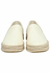 Witte canvas espadrilles met een ronde neus, jute touwaccenten langs de zool en een gladde bovenkant. Geen zichtbare bevestigingsmiddelen of patronen.