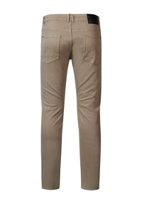 Pantalones beige de corte slim, con una textura suave, dos bolsillos traseros y una parche de cuero negro en la cintura.