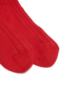 Socks rossi lavorati a maglia con texture a coste, dotati di punte e talloni rinforzati, che mostrano fibre lisce e un motivo consistente.