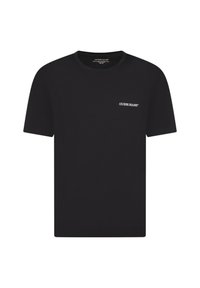 T-shirt en coton noir à manches courtes, col rond, avec un petit logo blanc "GUESS JEANS" sur la partie gauche de la poitrine. Texture lisse.