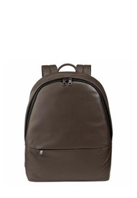 Zaino in pelle marrone con una forma arrotondata, chiusura a doppia zip, spallacci regolabili e un branding sottile nella parte inferiore. Finitura liscia e strutturata.