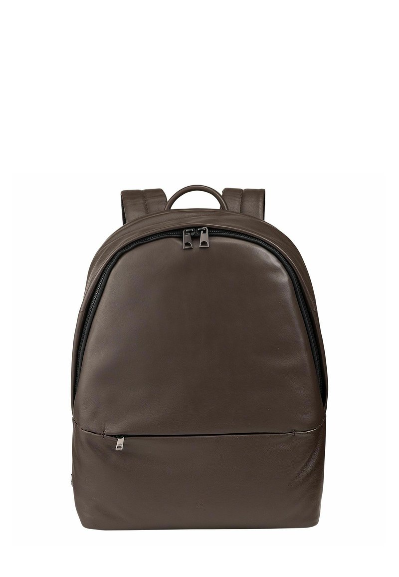Zaino in pelle marrone con una forma arrotondata, chiusura a doppia zip, spallacci regolabili e un branding sottile nella parte inferiore. Finitura liscia e strutturata.