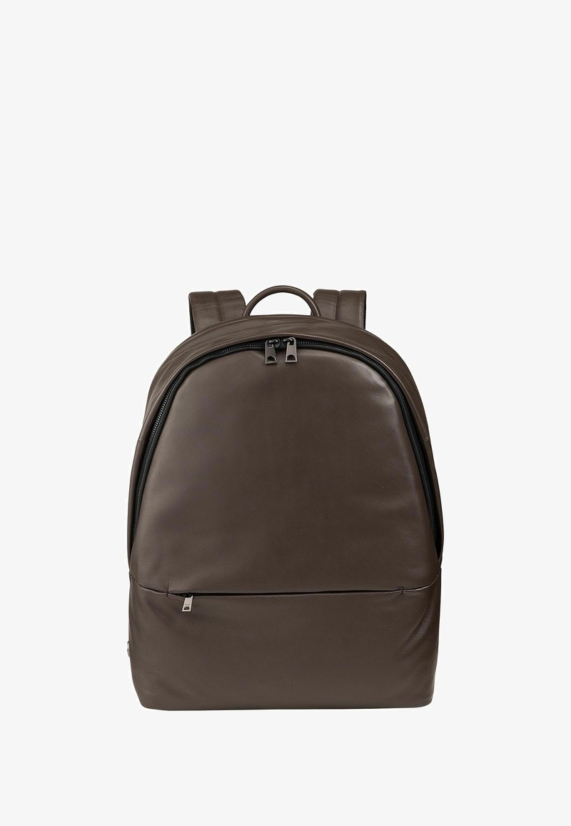 Zaino in pelle marrone con una forma arrotondata, chiusura a doppia zip, spallacci regolabili e un branding sottile nella parte inferiore. Finitura liscia e strutturata.