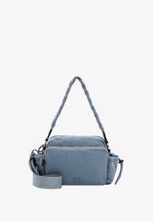 Zila crossbody soma ar teksturētu virsmu, pītām rokturiem, diviem ar rāvējslēdzēju aizveramiem nodalījumiem un noņemamu siksnu ar logotipa detaļu.