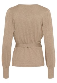 Suéter de punto beige con mangas largas, tela texturizada, cintura ceñida con cinturón y detalles de hombros plisados, con un escote redondeado en la parte posterior.