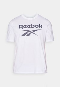 Weißes Reebok-T-Shirt mit einem großen dunkelgrauen Logo und Grafikdesign auf der Brust. Aus weichem Baumwollmaterial, mit kurzen Ärmeln.