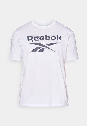 Weißes Reebok-T-Shirt mit einem großen dunkelgrauen Logo und Grafikdesign auf der Brust. Aus weichem Baumwollmaterial, mit kurzen Ärmeln.