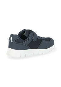 Scarpa da atletica blu navy realizzata in materiale mesh e sintetico, con un cinturino a strappo, suola bianca e dettagli texturizzati.