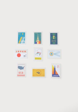 Neuf cartes colorées sur le thème du voyage disposées en grille, présentant des monuments et les noms de pays et de villes comme le Japon, les États-Unis, Paris, Londres et Rio.