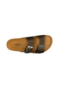 Sandalo a infradito in pelle marrone con due fibbie regolabili, sottopiede in sughero e superficie superiore liscia. Marchio Wojas Comfort sul sottopiede.