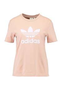 Ljusrosa bomullströja med rund halsringning och korta ärmar. Har en framträdande vit Adidas-logotyp och en klassisk tre-randig design.