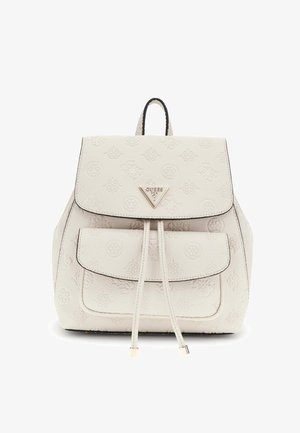 Witte, gestructureerde leren rugzak met een klep-sluiting, twee voorzakken en een trekkingdetail. Heeft een metallic logo-accent.