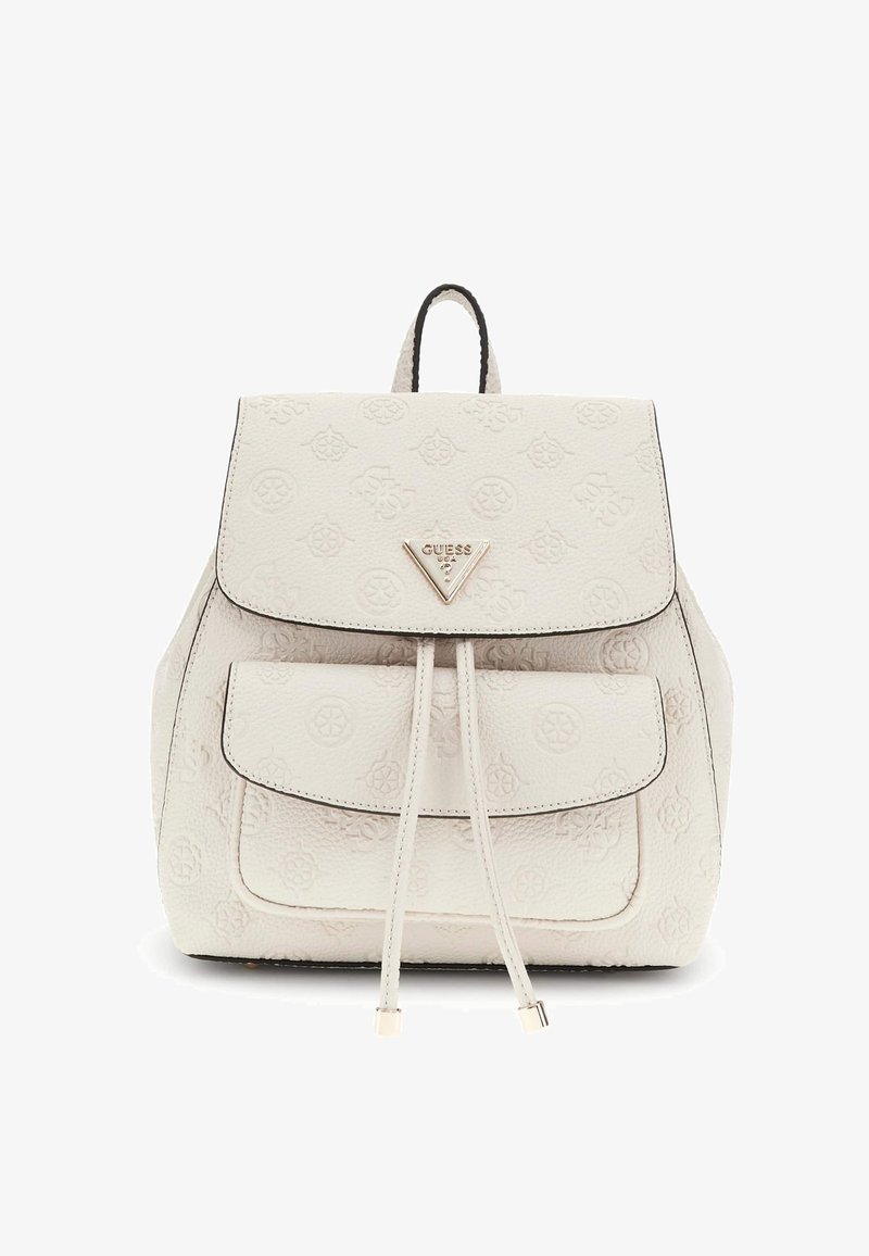 Sac à dos en cuir texturé blanc avec un rabat, deux poches avant et un détail de cordon de serrage. Présente un accent logo métallique.
