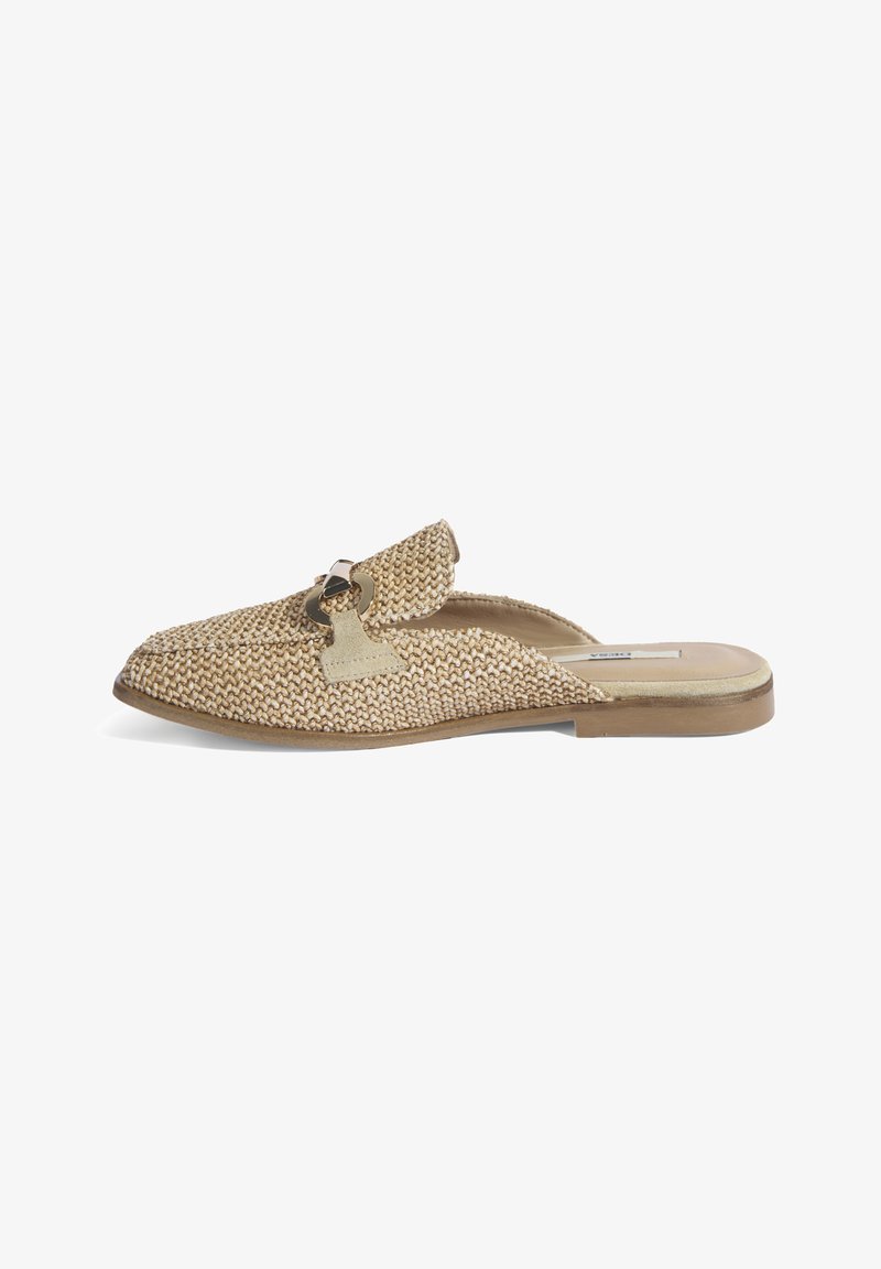 Chaussure slip-on tissée beige avec une semelle plate, présentant un bout lisse et un accent en métal sur le dessus.