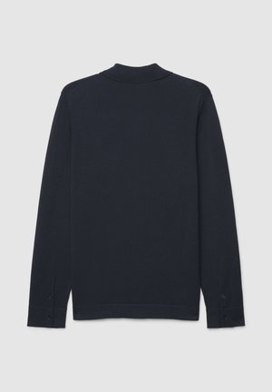 Dunkelblaues Langarmshirt mit hohem Kragen, glatter Strickstruktur und geknöpften Manschetten. Minimalistisches Design, ohne sichtbare Logos oder Muster.