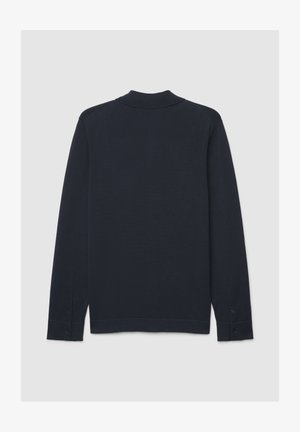 Dunkelblaues Langarmshirt mit hohem Kragen, glatter Strickstruktur und geknöpften Manschetten. Minimalistisches Design, ohne sichtbare Logos oder Muster.
