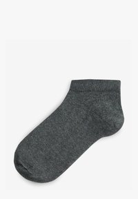 Skarpeta do kostki wykonana z ciemnoszarego dzianego materiału o gładkiej fakturze i zaokrąglonym nosku. Posiada ściągacz na mankiecie dla pewnego dopasowania.