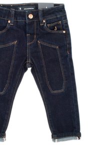 I jeans in denim scuro hanno una vestibilità slim con tasche angolate uniche, cuciture a contrasto e orli arrotolati. L'etichetta mostra la taglia 18.