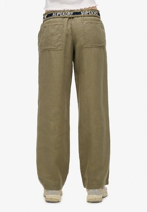 Olijfgroene, wijde broek met een gestructureerde stof, elastische tailleband met "SUPERDRY" branding en twee achterzakken.