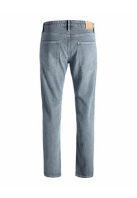Jeans de gris claro con corte recto, que presentan una cinturilla cosida, dos bolsillos traseros y una etiqueta de cuero en la parte posterior.